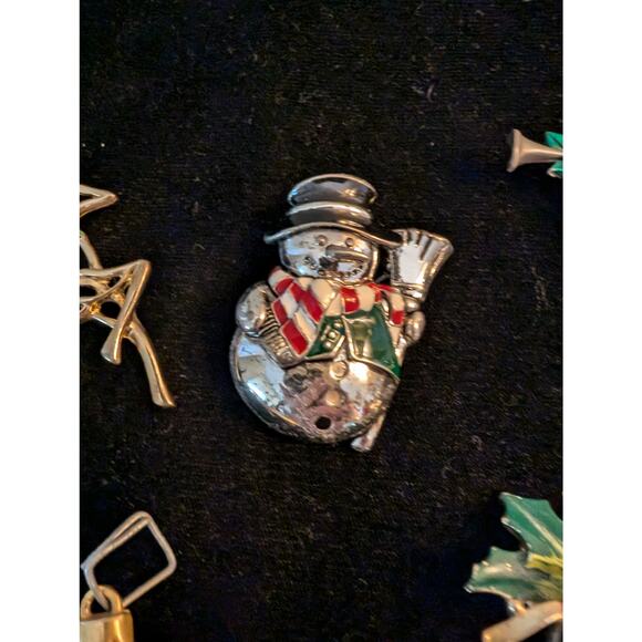 Lot of Seven Vintage Christmas Pins - Picture 6 of 10